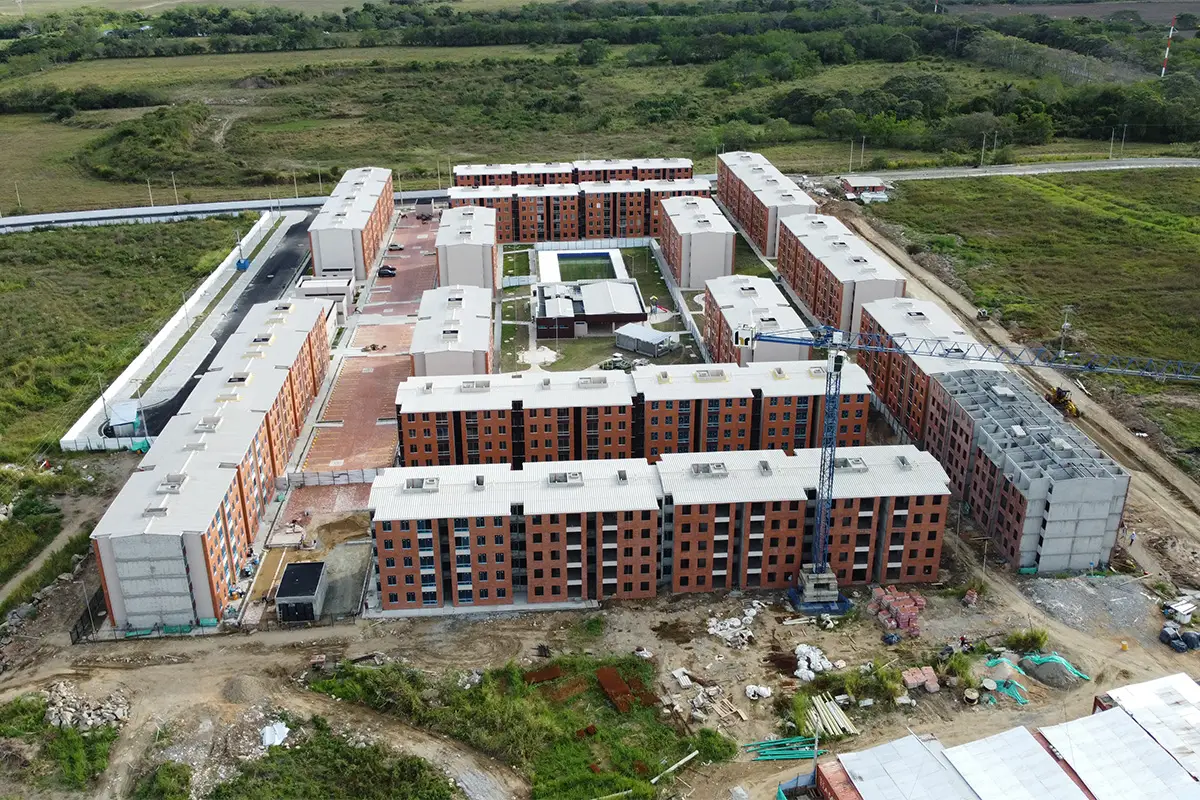 Avance de obra en agosto de 2025 del proyecto Mandarino Arboleda Campestre en Ibague, mostrando progreso en construcción y diseño residencial.