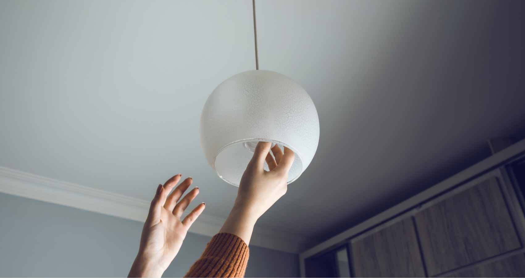 mujer colocando un bombillo