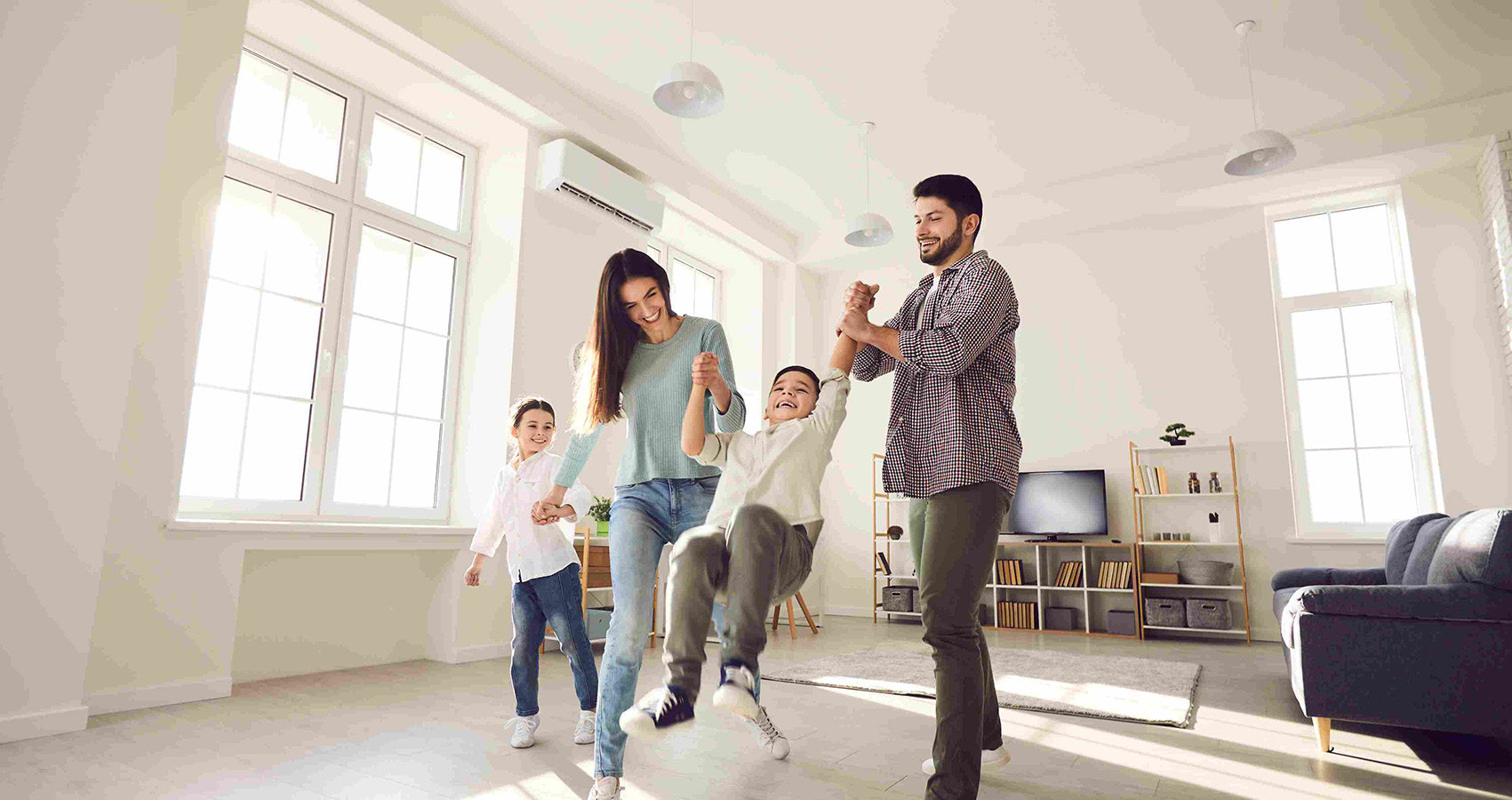 Familia feliz en su nuevo hogar