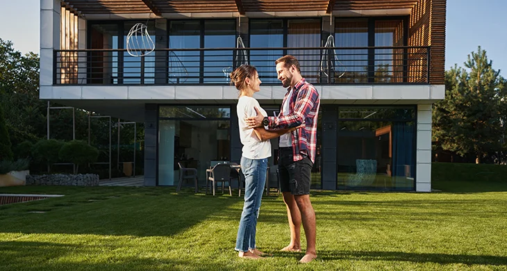 Pareja disfrutando de su nuevo hogar en Cali