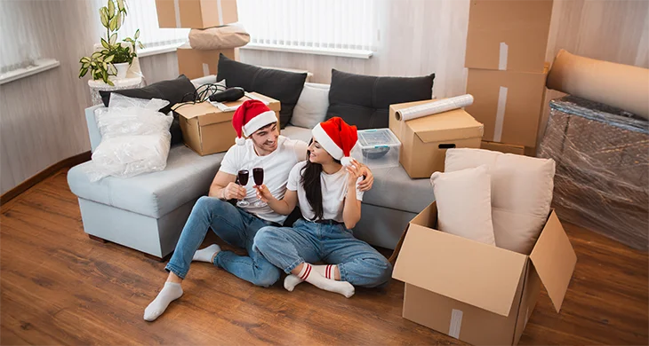 Pareja celebrando la compra de su nuevo apartamento. 