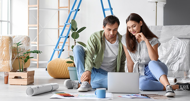 Pareja diseñando su nuevo hogar