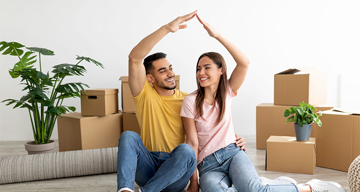 Pareja feliz en su nuevo hogar