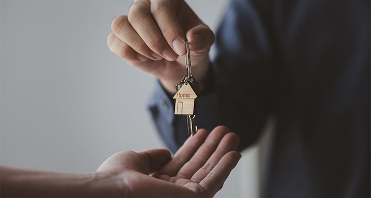 Persona recibiendo las llaves de su nuevo hogar