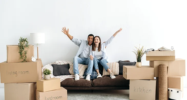 Pareja disfrutando de su nuevo inmobiliario