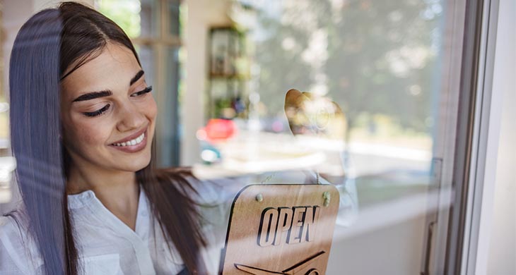 Mujer abriendo su nuevo negocio