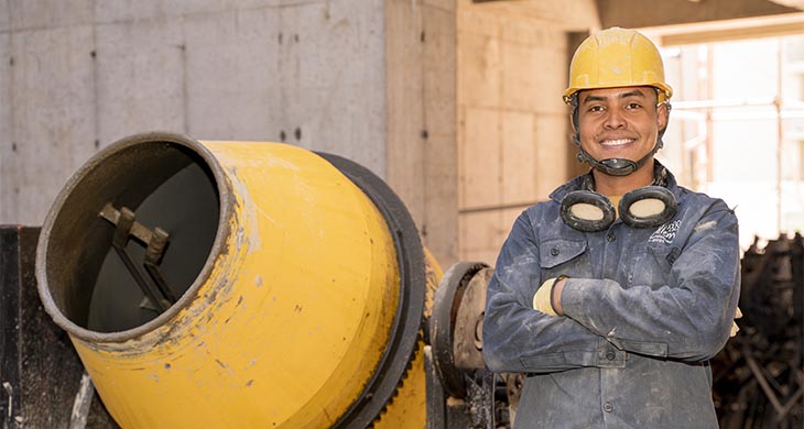 Obrero mezclando cemento