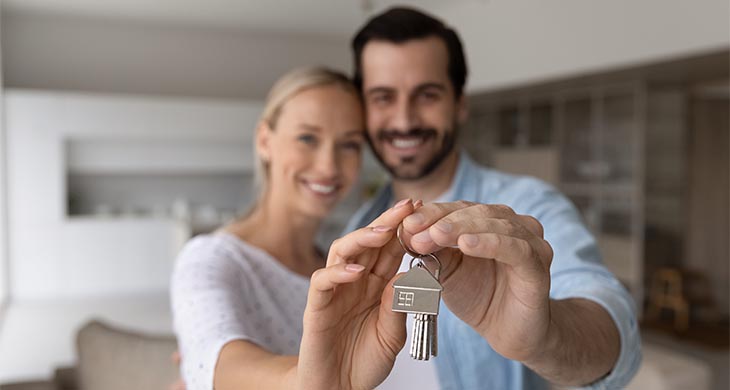 Pareja feliz con las llaves de su hogar