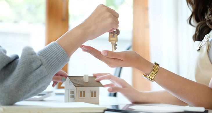 Mujer recibiendo las llaves de su vivienda
