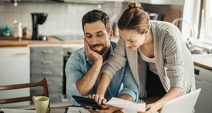 Pareja proyectándose al futuro