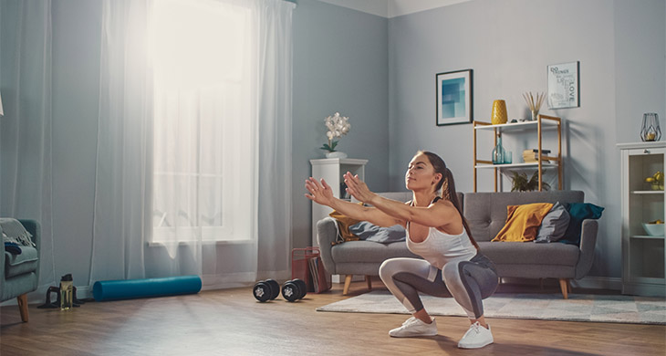 Mujer haciendo ejercicios en su casa