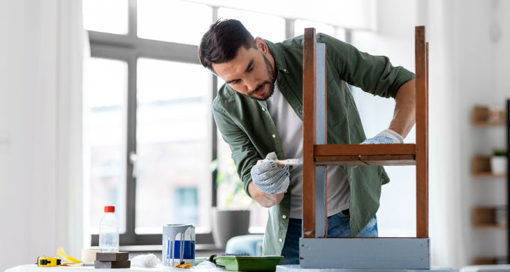Hombre pintando una mesa