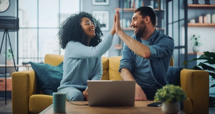 Pareja feliz por comprar su vivienda