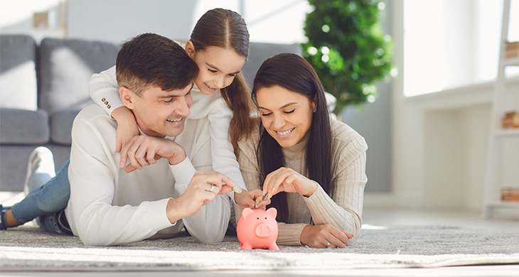 Familia ahorrando