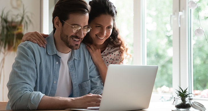 Pareja mirando un computador