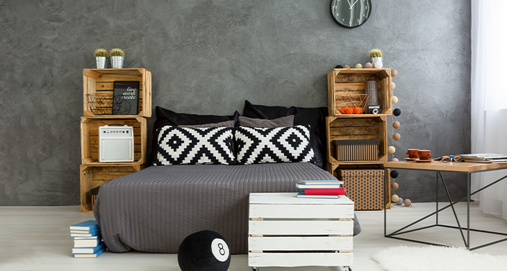 Habitación decorada con cajas de madera