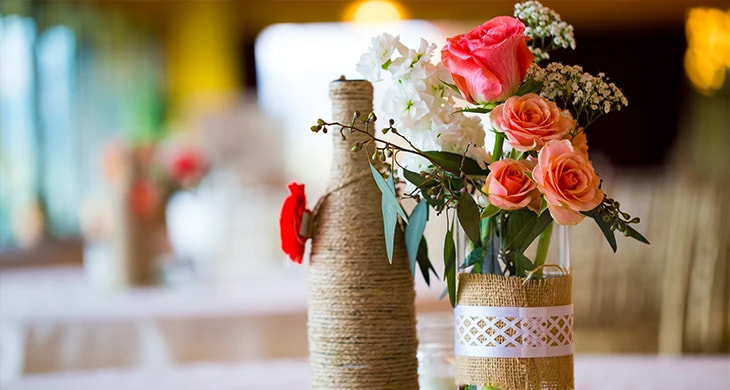 Centro de mesa hecho con materiales reciclados