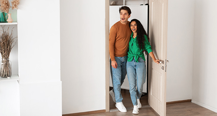 Pareja entrando a su nueva casa